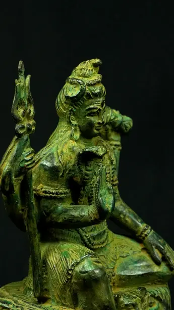Statue sacrée bénie – Petit Shiva assis – 66 cm, détail sculpté n°11
