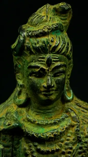 Statue sacrée bénie – Petit Shiva assis – 66 cm, détail sculpté n°12