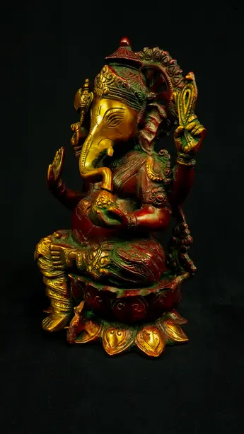 Statue sacrée bénie – Ganesh assis n°1 – 31 cm, détail sculpté n°2