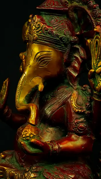 Statue sacrée bénie – Ganesh assis n°1 – 31 cm, détail sculpté n°10