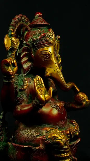 Statue sacrée bénie – Ganesh assis n°1 – 31 cm, détail sculpté n°11
