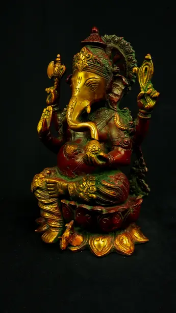 Statue sacrée bénie – Ganesh assis n°2 – 31 cm, détail sculpté n°1