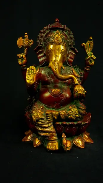 Statue sacrée bénie – Ganesh assis n°2 – 31 cm, détail sculpté n°2