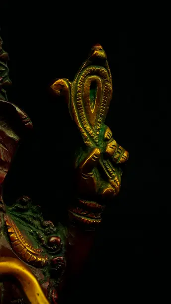 Statue sacrée bénie – Ganesh assis n°2 – 31 cm, détail sculpté n°4