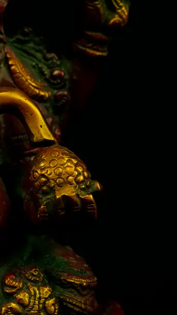 Statue sacrée bénie – Ganesh assis n°2 – 31 cm, détail sculpté n°6