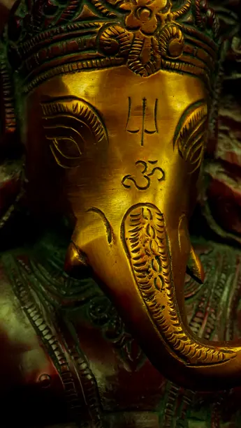 Statue sacrée bénie – Ganesh assis n°2 – 31 cm, détail sculpté n°8