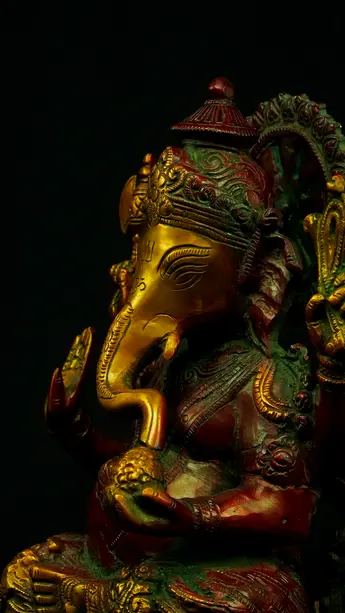 Statue sacrée bénie – Ganesh assis n°2 – 31 cm, détail sculpté n°10