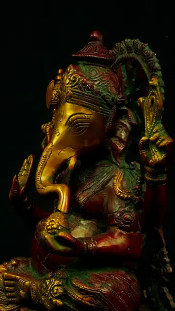 Statue sacrée bénie – Ganesh assis n°2 – 31 cm, détail sculpté n°11