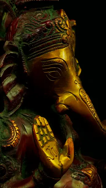 Statue sacrée bénie – Ganesh assis n°2 – 31 cm, détail sculpté n°12