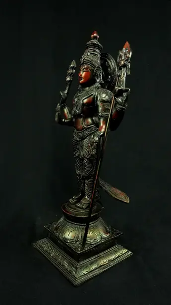Statue sacrée bénie – Murugan n°2 – 46 cm, détail sculpté n°1