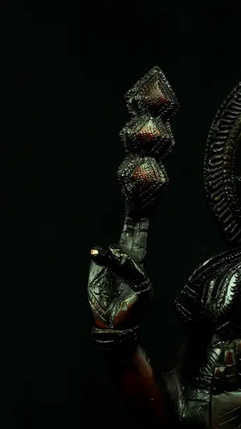 Statue sacrée bénie – Murugan n°2 – 46 cm, détail sculpté n°4