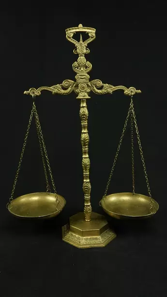 Balance Divine en laiton doré