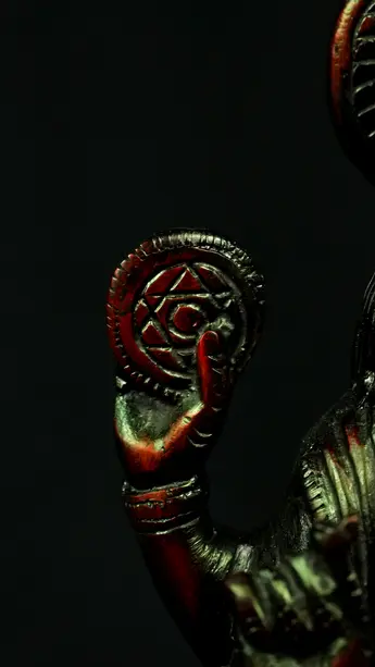 Statue sacrée bénie – Dhanvantari n°1, détail sculpté n°5