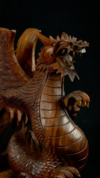 Dragon béni n°3 en bois de suar, vue de trois quarts