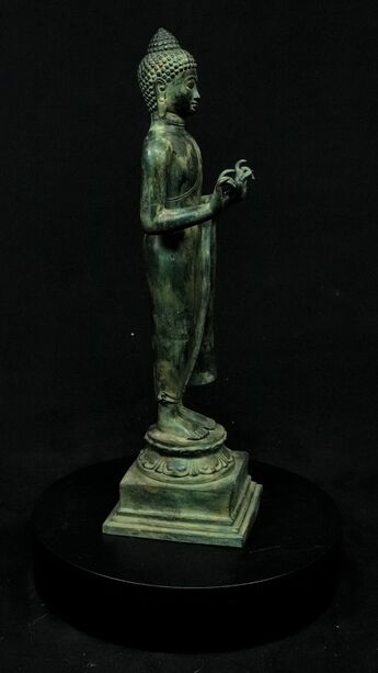 Bouddha béni de la Protection Divine, profil droit