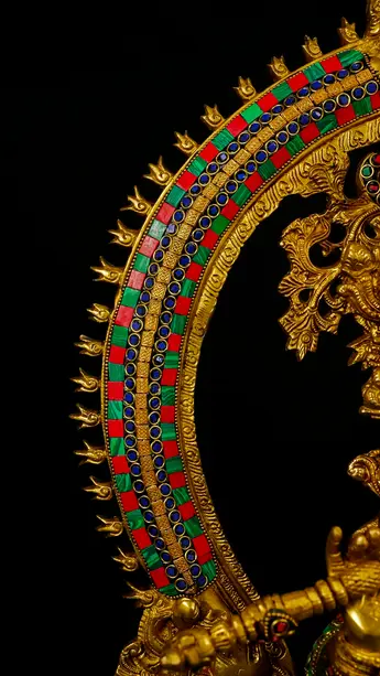 Détail du halo sculpté autour de Krishna