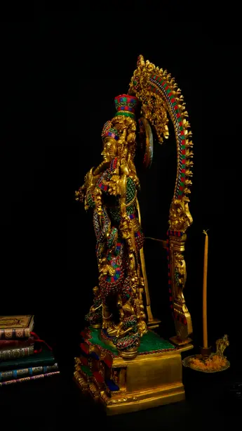 Statue bénie de Krishna provenant de Delhi, vue de profil