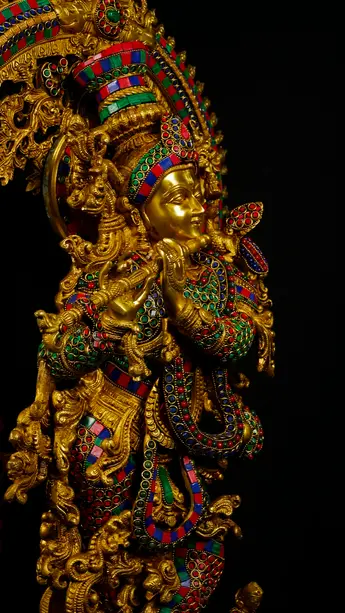 Vue rapprochée de la statue bénie de Krishna