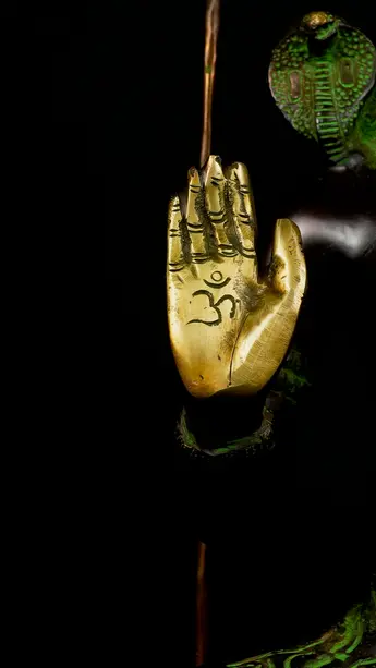 Détail de la main en mudra du grand Shiva