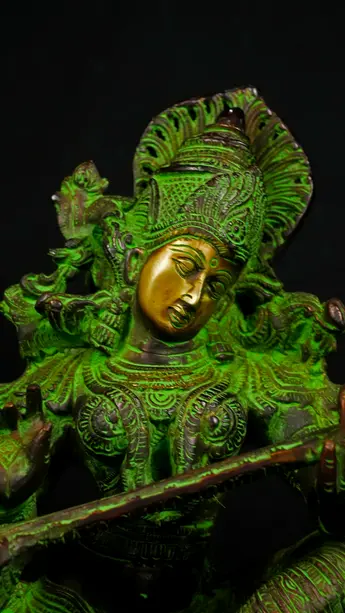 Statue sacrée bénie – Saraswati à la vînâ – 31 cm, détail sculpté n°12