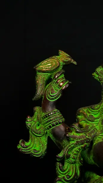 Statue sacrée bénie – Saraswati à la vînâ – 31 cm, détail sculpté n°13