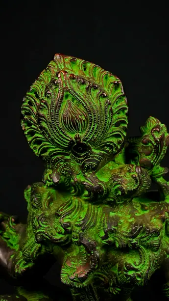 Statue sacrée bénie – Saraswati à la vînâ – 31 cm, détail sculpté n°5