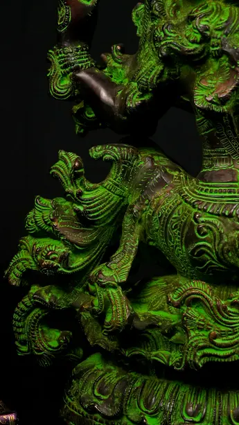 Statue sacrée bénie – Saraswati à la vînâ – 31 cm, détail sculpté n°7