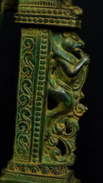 Détail du socle sculpté de Guanyin n°2 en laiton
