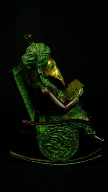 Statue bénie de Ganesh assis, profil droit