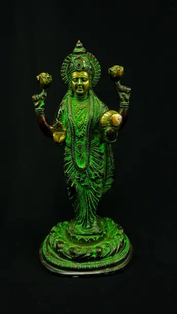 Dhanvantari béni, vue de face