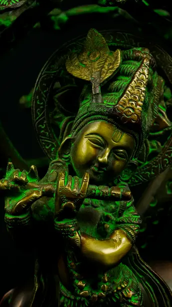 Détail de Krishna jouant de la flûte sous l’arbre
