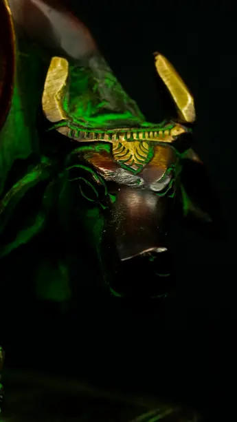 Statue sacrée bénie – Krishna sous l’arbre n°2 – 33 cm, détail sculpté n°1
