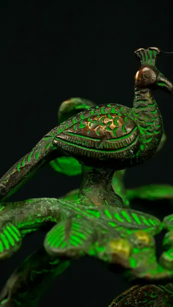 Statue sacrée bénie – Krishna sous l’arbre n°2 – 33 cm, détail sculpté n°2