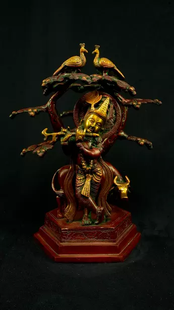 Krishna béni jouant de la flûte sous un arbre en laiton