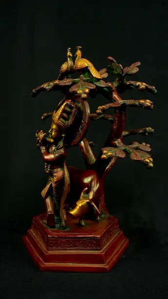 Krishna sous l’arbre, vue de profil