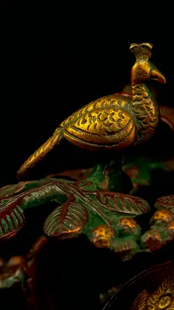 Détail du paon au pied de l’arbre de Krishna