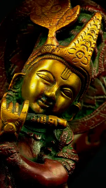 Détail du visage de Krishna sous l’arbre
