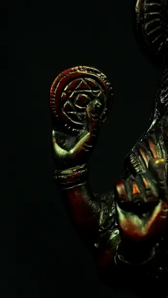 Statue sacrée bénie – Dhanvantari n°2, détail sculpté n°3