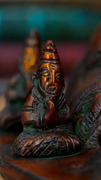 Dhakshinamurti béni en laiton, profil droit