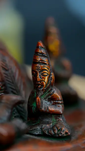 Dhakshinamurti béni en laiton, profil gauche