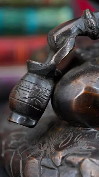 Statue sacrée bénie – Shiva en méditation – 25 cm, détail sculpté n°3