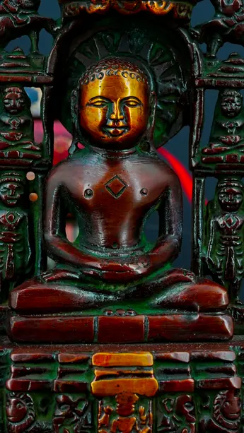 Détail de Mahavira assis en méditation
