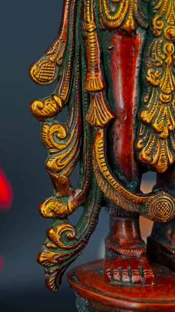 Statue sacrée bénie – Vishnu debout – 38 cm, détail sculpté n°1