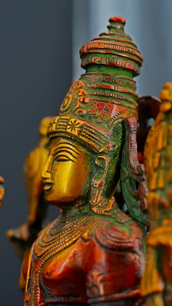 Statue sacrée bénie – Vishnu debout – 38 cm, détail sculpté n°4