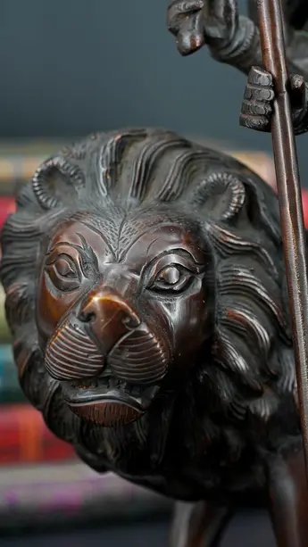 Détail de la tête du lion de Durga