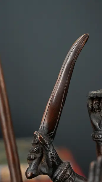 Détail d’une lame tenue par Durga