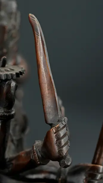 Statue sacrée bénie – Durga au lion – 33 cm, détail sculpté n°2