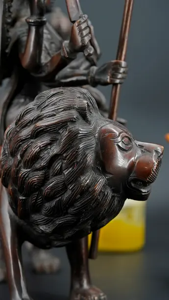 Statue sacrée bénie – Durga au lion – 33 cm, détail sculpté n°4
