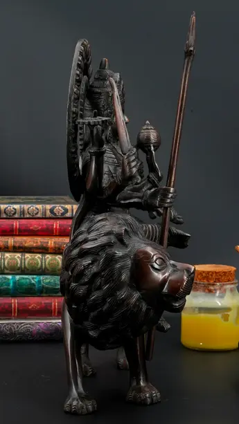 Durga bénie en laiton, vue de profil