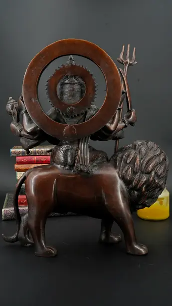 Durga bénie en laiton, vue arrière